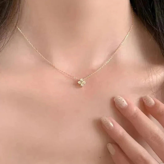 Versatile Clover Leaf Necklace in Zirconia, 18K Gold-Plated - The Elegance of Endless Shine